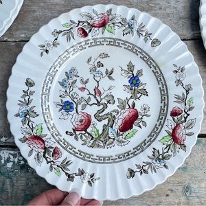 J & G MEAKIN England Classic White KASHMIR 2 dinner plates